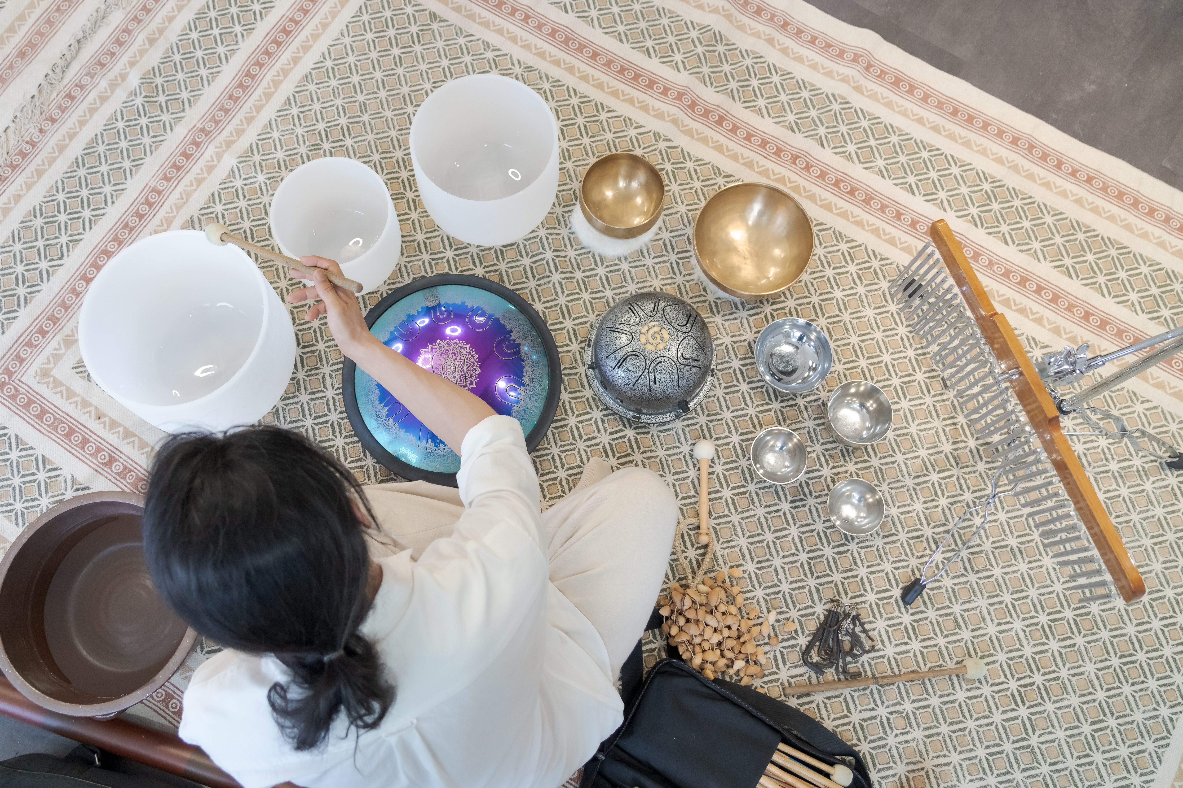 싱잉볼과 사운드 도구를 활용한 감각 기반 회복 워크숍 장면